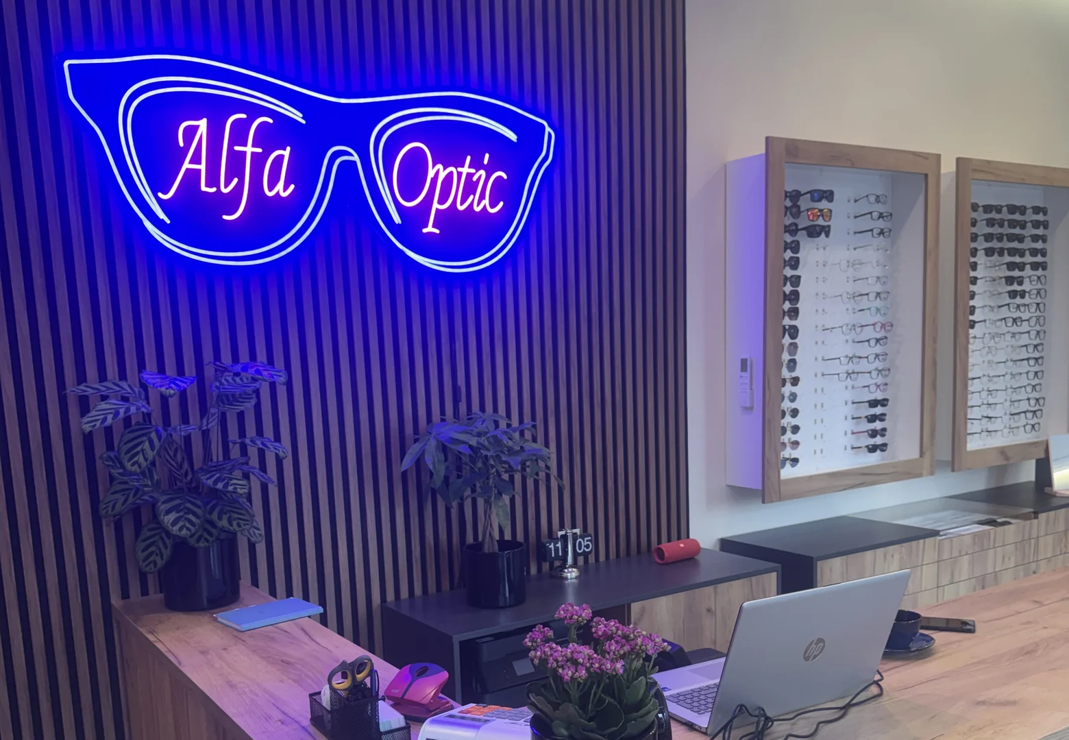 Wnętrze salonu Alfa-Optic z neonem i oprawami